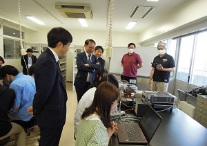 文部科学省の増子文部科学審議官、梅原科学技術・学術政策局拠点形成・地域振興室長及び轟研究開発局環境エネルギー課長が視察のため熊本キャンパスを訪問