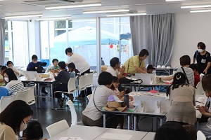 建築社会デザイン工学科の学生と教員による子ども工作講座