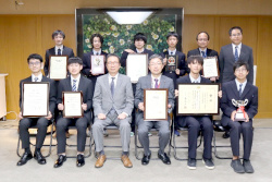 「高専プロコン」受賞チームが熊本県の木村副知事を表敬訪問しました。