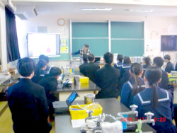 出前授業「液体窒素を利用した状態変化と超伝導」