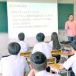 令和7年7月1日(火)、生物化学システム工学科2年生を対象に、グローバルエンジニア講演会を実施しました。