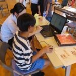 ICT技術への興味を育むことを目的とし、LED点灯回路の製作とトイドローン体験